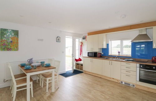 Flyford Flavell Cottage | BUTTERCUPS AT MIDWAY, family friendly, with hot tub in Kington