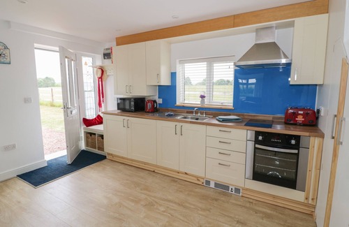 Flyford Flavell Cottage | BUTTERCUPS AT MIDWAY, family friendly, with hot tub in Kington