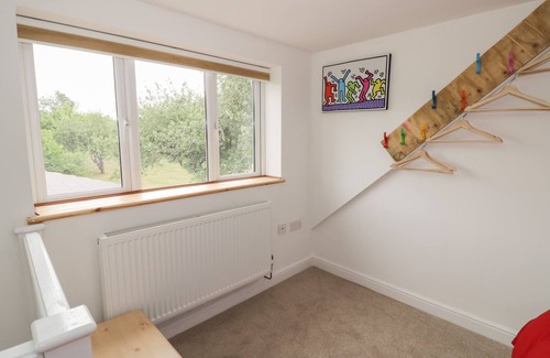 Flyford Flavell Cottage | BUTTERCUPS AT MIDWAY, family friendly, with hot tub in Kington