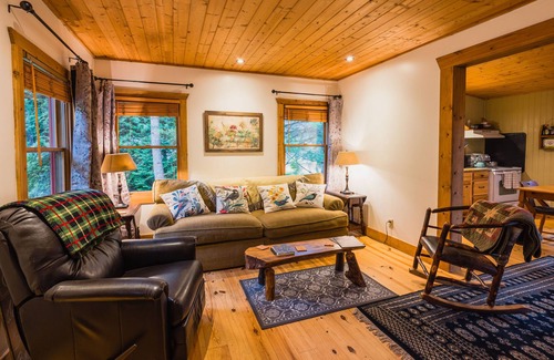 Franklin Cottage | Butterfly Bungalow - Cozy Creekside Cottage in Peaceful Valley!