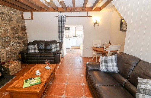 Garn Fadryn Cottage | BWTHYN SIOP PENCAERAU, family friendly, with hot tub in Aberdaron