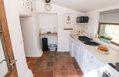 Garn Fadryn Cottage | BWTHYN SIOP PENCAERAU, family friendly, with hot tub in Aberdaron
