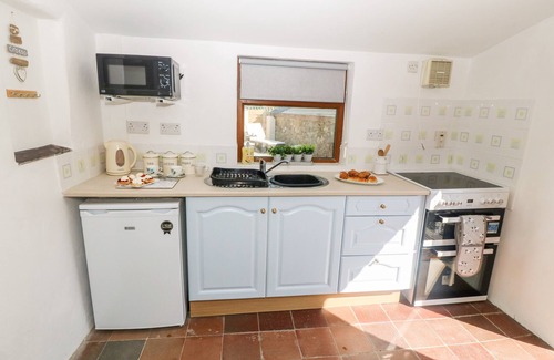 Garn Fadryn Cottage | BWTHYN SIOP PENCAERAU, family friendly, with hot tub in Aberdaron