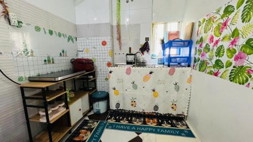 Dong Da House | Căn phòng nhiều ánh sáng và bàn làm việc lớn