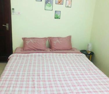 Dong Da House | Căn phòng nhiều ánh sáng và bàn làm việc lớn