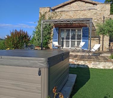 Peglio Villa | Ca' Gulino - Urbino - Villa con Minipiscina in Borgo Antico