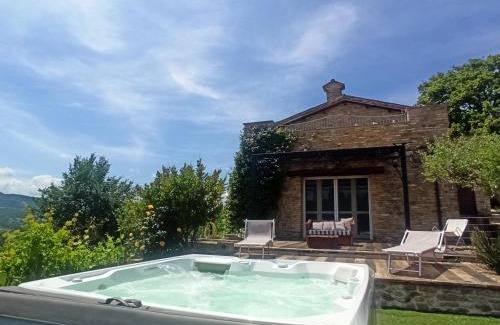 Peglio Villa | Ca' Gulino - Urbino - Villa con Minipiscina in Borgo Antico