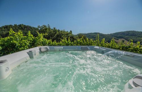 Peglio Villa | Ca' Gulino - Urbino - Villa con Minipiscina in Borgo Antico