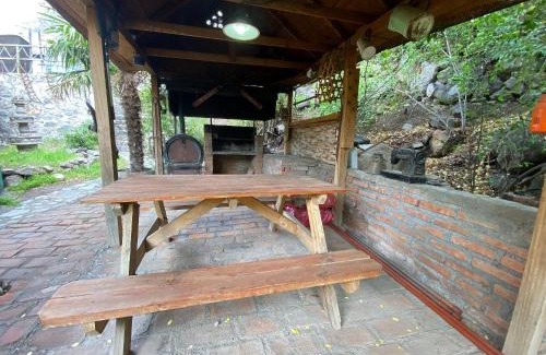 Los Azules House | Cabaña Rústica en el Corazón de la Montaña