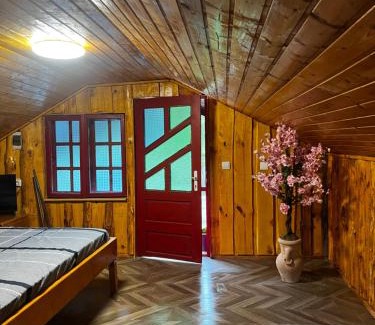 Bozioru House | Cabană Ulmet , două dormitoare duble - 200 lei O cameră triplă - 300 lei Toată căbănuța-650 lei