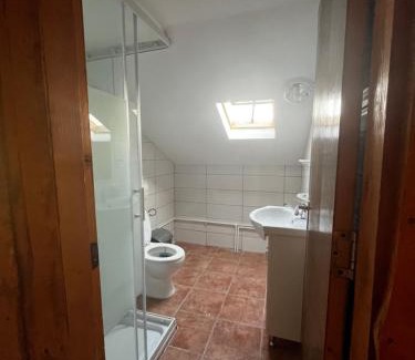 Bozioru House | Cabană Ulmet , două dormitoare duble - 200 lei O cameră triplă - 300 lei Toată căbănuța-650 lei