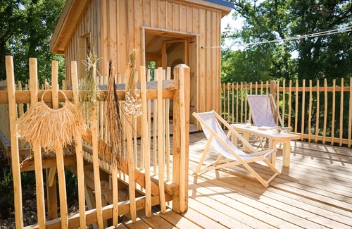 Chartrier-Ferriere Cabin | Cabane Perchée au Concept Unique sur Rails