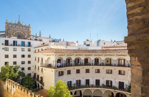 El Arenal Apartment | Cabildo Cathedral. 5 bedrooms and 2 free parking next to the Cathedral