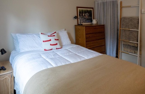 Christina Lake Hotel | Cabin 3 Caribou -Family Hideaway 2 BR, sleeps 4 - Close to Beaches, Fishing