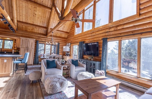 Mammoth Creek Cabin | Cabin close to the Lake, Sleeps 8