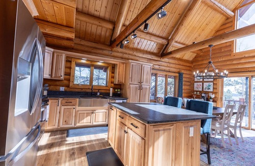 Mammoth Creek Cabin | Cabin close to the Lake, Sleeps 8