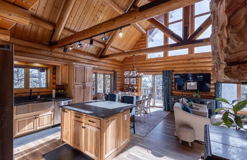 Mammoth Creek Cabin | Cabin close to the Lake, Sleeps 8