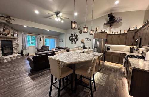 Iola Cabin | Cabin in the Woods-Sleeps 10!