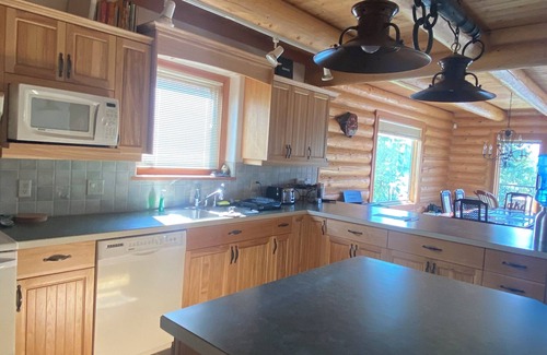 Deka Lake Cabin | Cabin/Lakehouse on Waterfront of Deka Lake