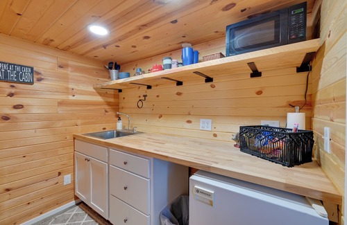 Austinville Apartment | Cabin on River’s Edge Trail in Steamboat Rock!