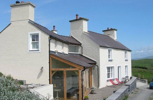 Criccieth Cottage | CAE'R DYNI (CAER DYNI), pet friendly, with open fire in Criccieth