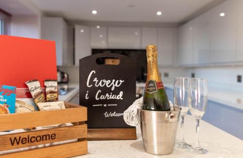 Hendrerwydd House | Caer Fedwen Barns Cariad Spacious self catering 3 bed Group Getaway Luxury Cottage with Private Hot Tub