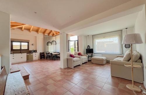 Vilanova de Meia Ski Chalet | Cal Gabarró - Casa para 12 con piscina, WiFi, AC y BBQ