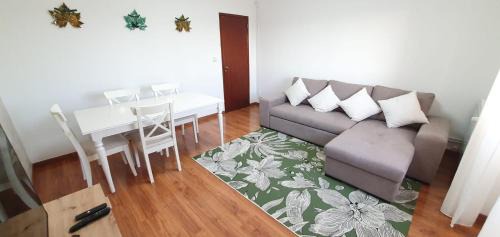 Nossa Senhora do Populo Apartment | Caldas da Rainha's Green & Brown