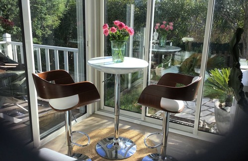 Gassin House | Californian style house in quiet residential park with trees. Gassin