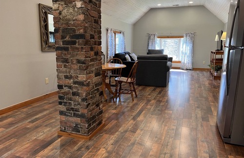 Oneonta Apartment | Calla Lily #2 - Oneonta Apartment close to downtown - 1 of 2 units