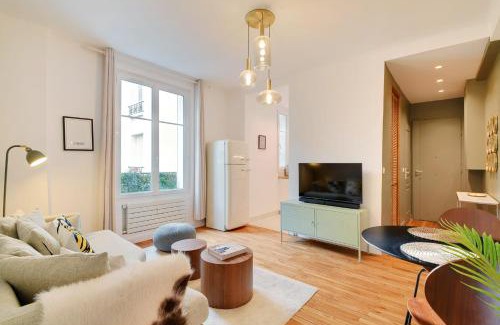 Silly-Gallieni Apartment | Calm Square Flat