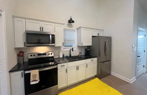 Somerset House | Calming 1-bedroom yellow door house close to lake with Wi-Fi, AC