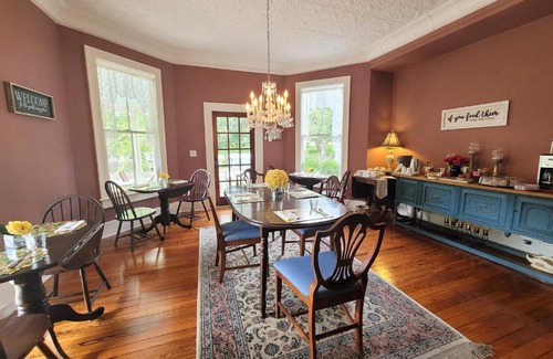 Gainesville Bed & Breakfast | Camellia Rose Inn- King Room Southern Charm