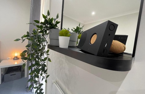 Jimboomba House | Camelot - Homestay - Double Room, private bathroom and private kitchenette on ground floor of our home