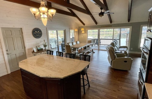 Belmont House | Camm's Lakeside Retreat (Close to Charlotte), Family-Friendly, Boat Available