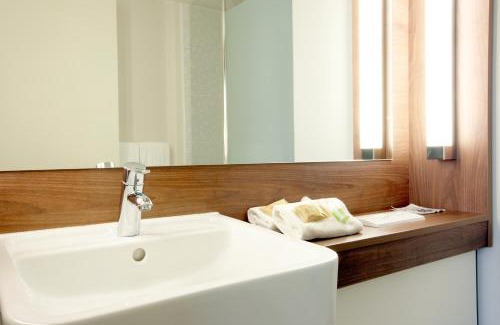 Saint-Laurent-de-Mure Hotel | Campanile Lyon Est Aéroport Saint Exupery