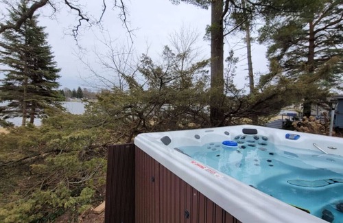 Alto Apartment | Campau Lake Sunny Days, King Bed hot tub, boat, kayak Lakefront