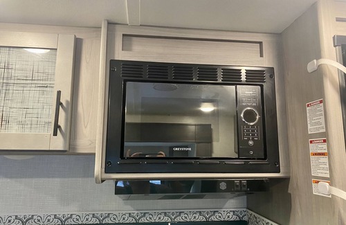 Doctors Inlet House | Camping in Style in new 2022 RV. Firepit, hammock, Dog Friendly, Boat Ramp,