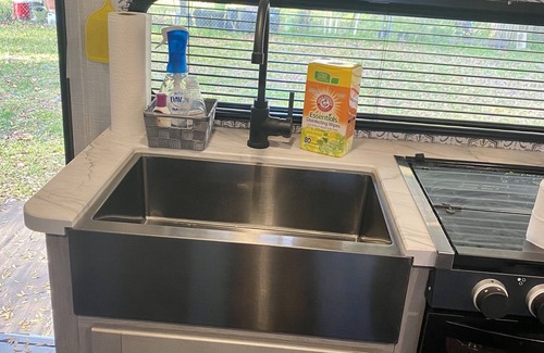 Doctors Inlet House | Camping in Style in new 2022 RV. Firepit, hammock, Dog Friendly, Boat Ramp,