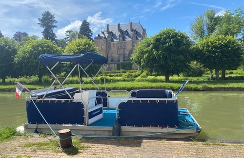 Chatillon en Bazois Boat Rental | Canal-side Boat Stay with Château Views in Châtillon-en-Bazois