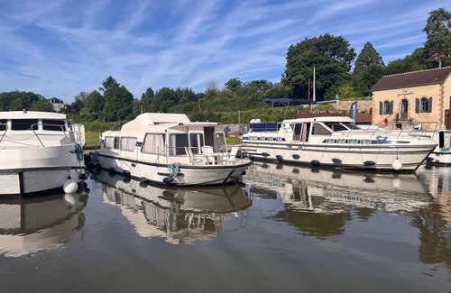 Chatillon en Bazois Boat Rental | Canal-side Boat Stay with Château Views in Châtillon-en-Bazois