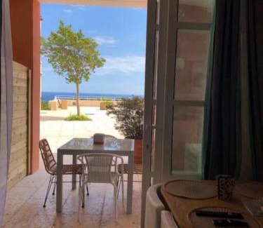 Agay Apartment | CAP ESTEREL, T2 VUE MER 4 couchages adapté PMR
