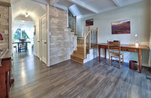 Dorval Ski Chalet | CAPE COD COTTAGE NEAR A LAKE