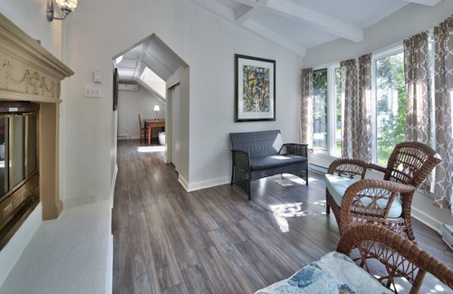 Dorval Ski Chalet | CAPE COD COTTAGE NEAR A LAKE