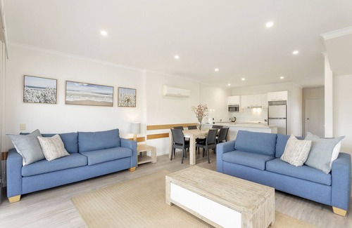 Paynesville Apartment | Captains Cove Waterfront Resort