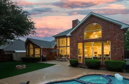 Mesquite House | Captivating 6BR 3BA Holiday Home with Pool & Fire Pit