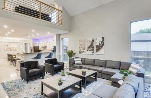 Mesquite House | Captivating 6BR 3BA Holiday Home with Pool & Fire Pit