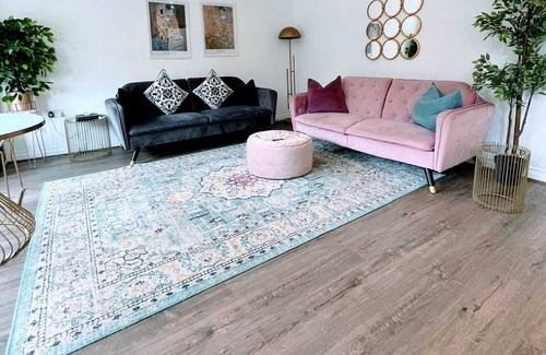 Cathays Apartment | Cardiff Luxury apartment free off-road parking.