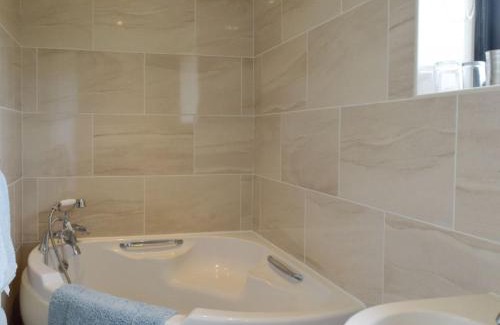 Wenhaston House | Carol's Cottage - E3043