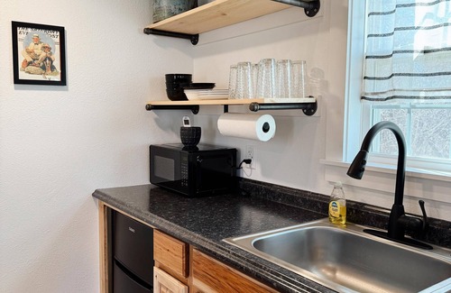 Morgan Mill Cottage | Carolyn - Fully Furnished 6 Person Cottage for short or mid-term stays